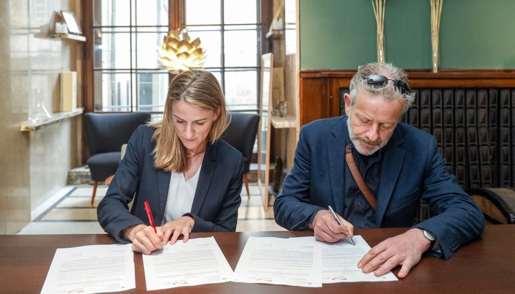 Danijela Funke (GIZ) i Rihard Koli (SDC) potpisuju sporazum o migracionom partnerstvu