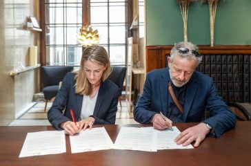 Danijela Funke (GIZ) i Rihard Koli (SDC) potpisuju sporazum o migracionom partnerstvu